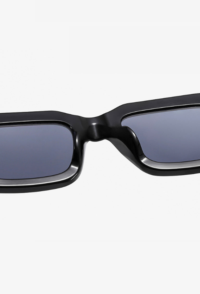 Close-up of the ROMA black frame showing the bridge and lens edge #color_black