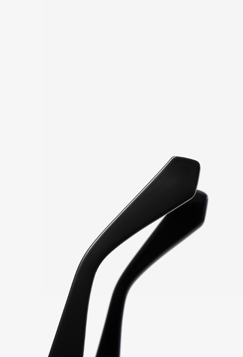Close-up of the ROMA black temple arms and hinge detail #color_black